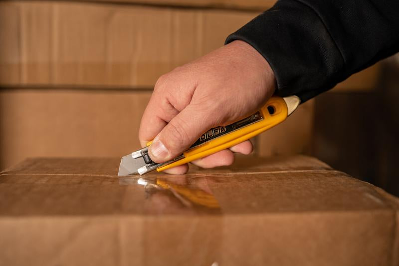 olfa-sk-9-semi-automatic-self-retracting-safety-knife-with-tape-splitter-dual-ed image 6