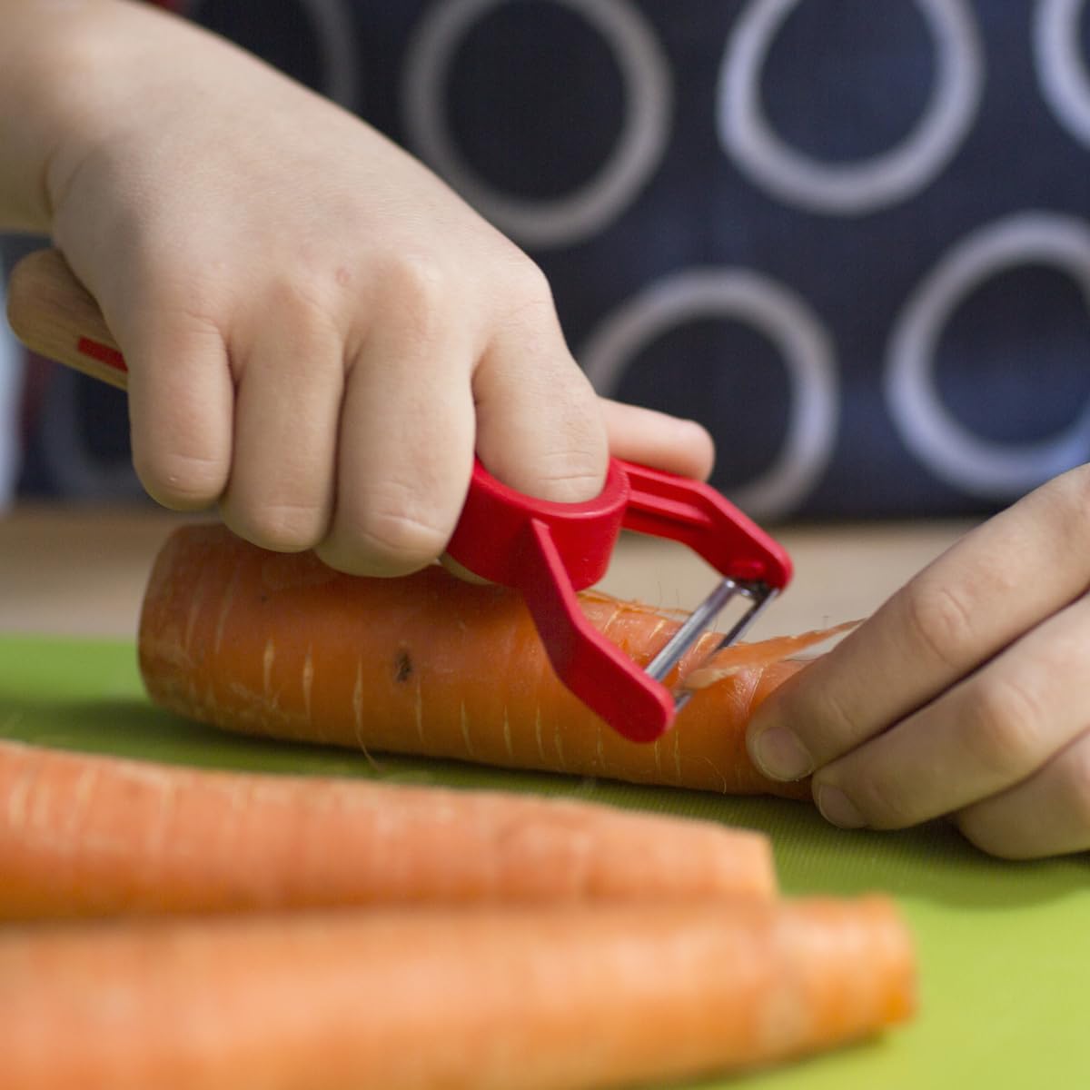 opinel-le-petit-chef-children-s-peeler-finger-pull-veggie-peeler-with-beechwood- image 6