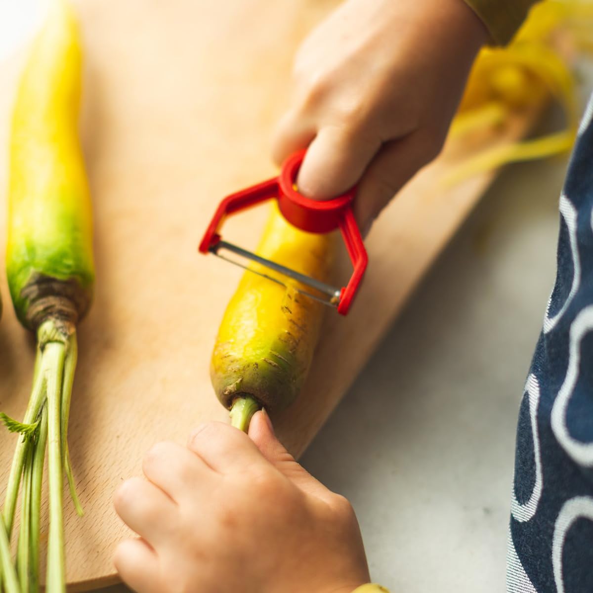 opinel-le-petit-chef-children-s-peeler-finger-pull-veggie-peeler-with-beechwood- image 5