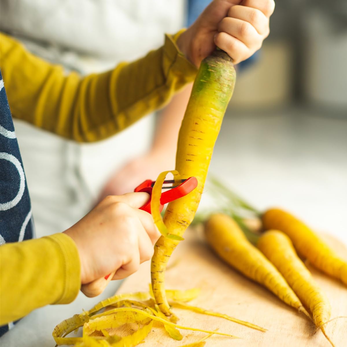 opinel-le-petit-chef-children-s-peeler-finger-pull-veggie-peeler-with-beechwood- image 4
