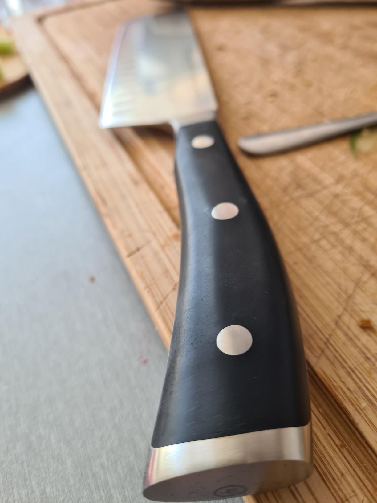 Good knife, handle felt slick