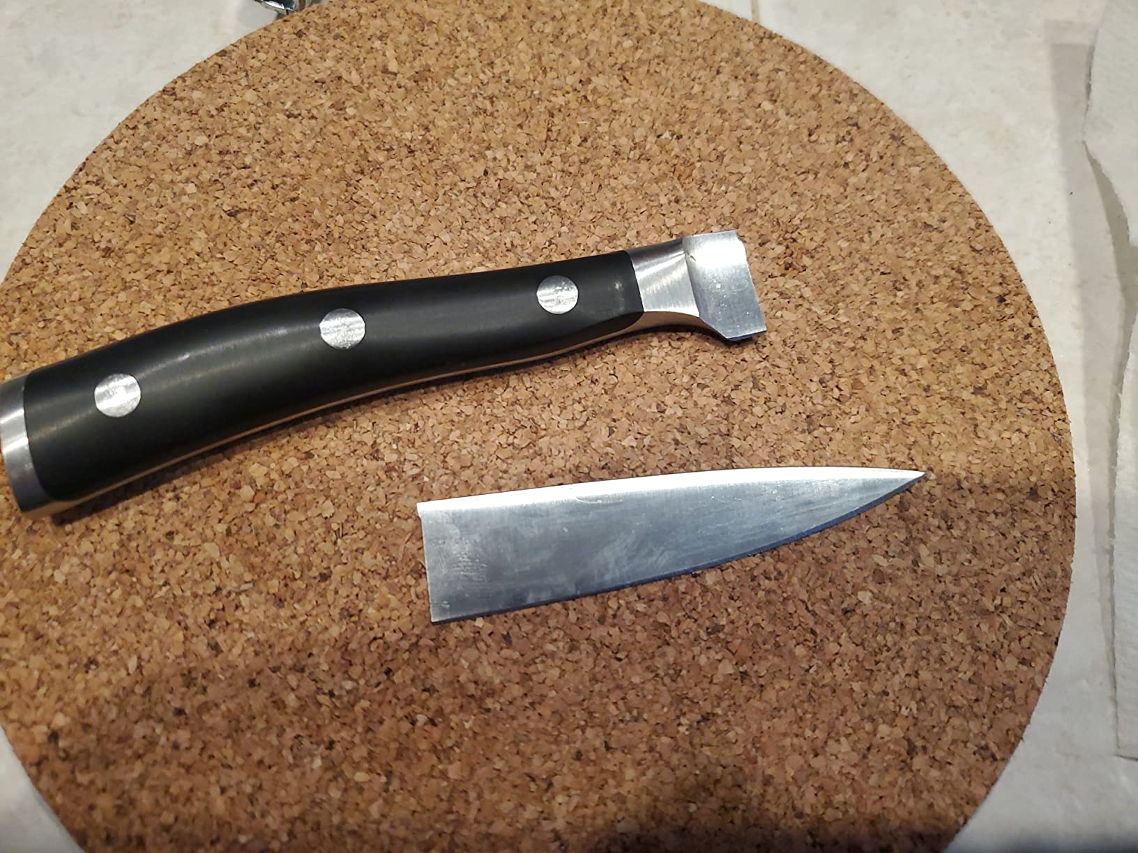Good knife, handle not for everyone