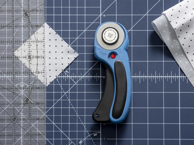 olfa-rty-2dx-pbl-45mm-ergonomic-rotary-cutter-pacific-blue image 3