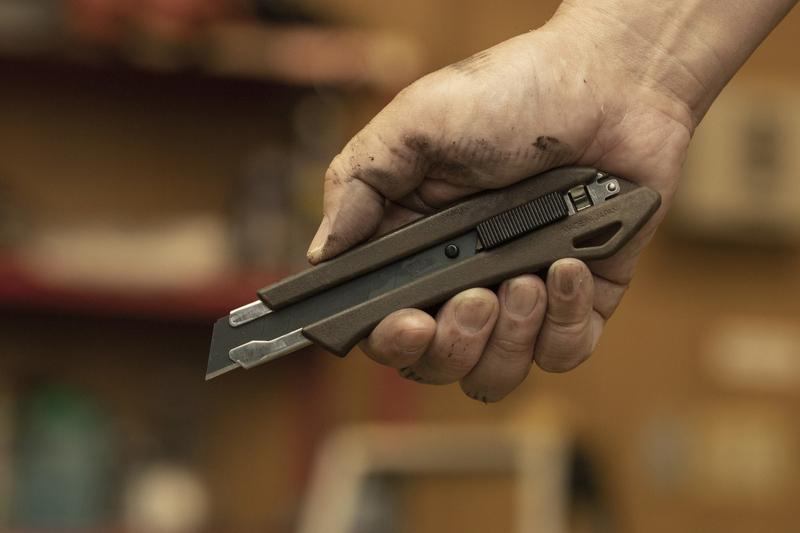 olfa-wd-al-18mm-wood-composite-auto-lock-utility-knife image 5